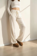 Modelo feminina calça linho off-white apartamento