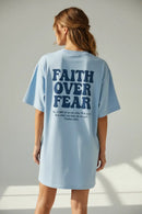 Modelo feminina com camiseta azul Faith Over Fear costas