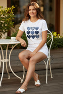 Modelo feminina camiseta coracõezinhos jeans café