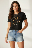 Modelo feminina camiseta preta coração oncinha