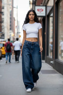 Modelo feminina baggy jeans rua urbana