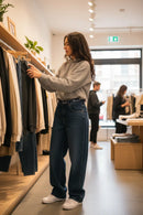 Modelo feminina baggy jeans loja de roupa