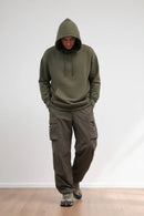 Modelo masculino cargo verde militar estúdio