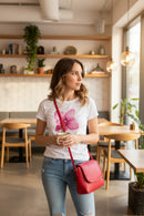 Modelo feminina com camiseta orquídea rosa no café