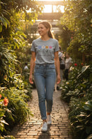 Modelo feminina camiseta cinza Bloom Like a Flower jardim botânico