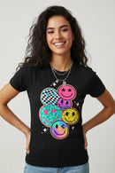 Modelo feminina camiseta preta smileys coloridos