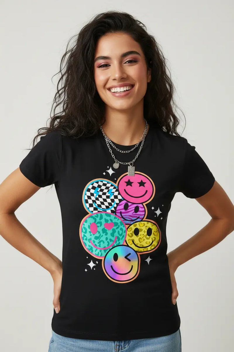 Modelo feminina camiseta preta smileys coloridos