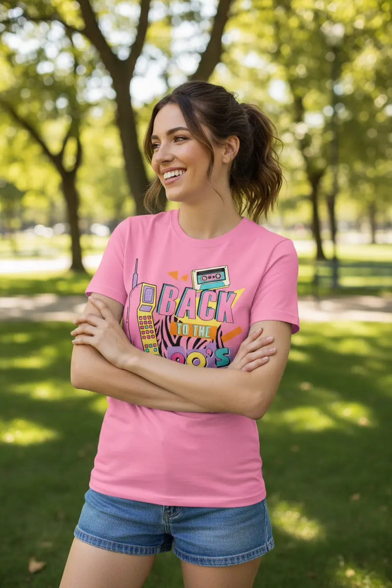 Modelo feminina camiseta rosa Back to the 90s