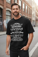 Modelo masculino camiseta preta Legends Born 1976