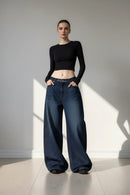 Modelo feminina baggy jeans estúdio pose frontal