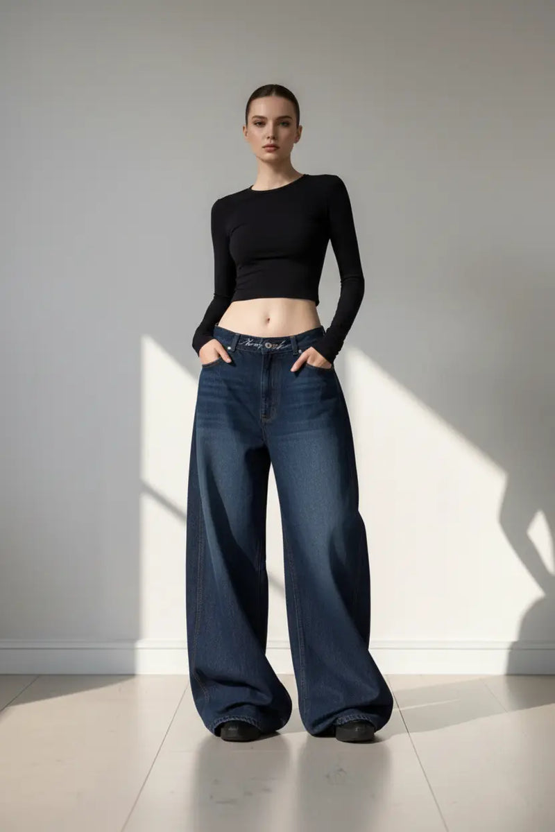 Modelo feminina baggy jeans estúdio pose frontal