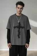 Modelo masculino com camiseta cinza cruz de espinhos