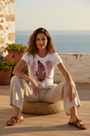 Modelo feminina camiseta pena mística terraço pôr do sol