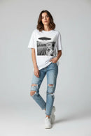 Modelo feminina com camiseta branca gato selfie OVNI