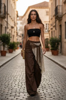 Modelo feminina calça marrom renda rua europeia