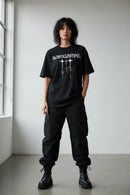 Modelo feminina com camiseta preta gothic stars