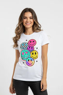 Modelo feminina camiseta branca smileys coloridos