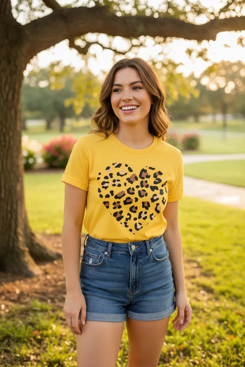 Modelo feminina camiseta amarela coração oncinha