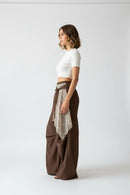 Modelo feminina calça marrom renda estúdio lateral