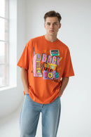 Modelo masculino camiseta laranja Back to the 90s