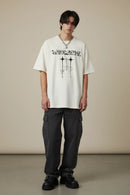 Modelo masculino com camiseta branca gothic stars