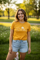 Modelo feminina camiseta amarela Smile margarida