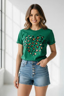 Modelo feminina camiseta verde coração oncinha