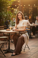 Modelo feminina calça marrom renda terraço café
