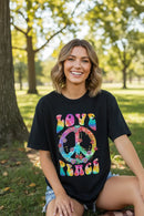 Modelo feminina camiseta Love Peace floral tie-dye