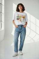 Modelo feminina com camiseta branca Old School Playlist