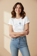 Modelo feminina camiseta branca Smile margarida