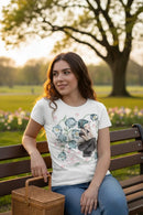 Modelo feminina com camiseta branca anime menina flores azuis variação