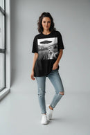 Modelo feminina com camiseta preta gato selfie OVNI