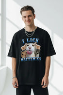 Modelo masculino camiseta preta I Lick Batteries estúdio