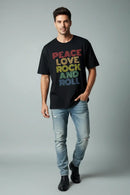Modelo masculino camiseta Peace Love Rock and Roll