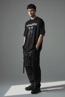 Modelo masculino com camiseta preta gothic stars