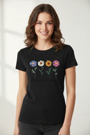 Modelo feminina camiseta preta Bloom Like a Flower estúdio