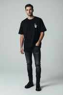 Modelo masculino camiseta skeleton peace hand