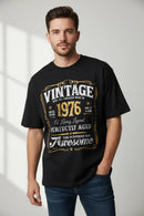 Modelo masculino camiseta preta Vintage 1976 Awesome
