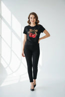 Modelo feminina com camiseta preta cerejas laço oncinha