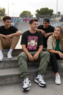 Modelo masculino camiseta preta Certified Freak skate park