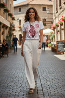 Modelo feminina camiseta pena mística rua europeia