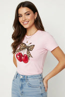 Modelo feminina com camiseta rosa cerejas laço oncinha