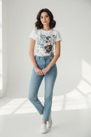 Modelo feminina com camiseta branca anime menina flores azuis