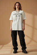 Modelo feminina com camiseta branca gothic stars