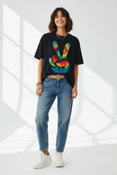 Modelo feminina camiseta tie-dye peace hand vermelho amarelo
