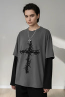 Modelo feminina com camiseta cinza cruz de espinhos