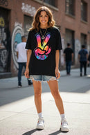 Modelo feminina camiseta tie-dye peace hand arco-íris