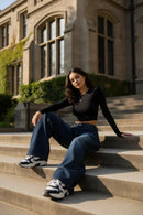 Modelo feminina baggy jeans campus universitário
