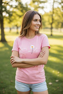 Modelo feminina camiseta rosa Smile margarida